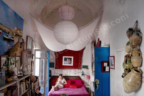 Moncef Ghachem, écrivain et poête, originaire du quartier Borj Erras, fils et petils de pêcheurs nous accueille dans sa maison . La presqu'île de Mahdia est le coeur historique de la ville, avec la medina et à sa pointe le cimetière marin et le borj. La partie résidentielle, appellée Borj Erras, est un mélange de palais et de maisaons traditionnelle de pêcheurs. 