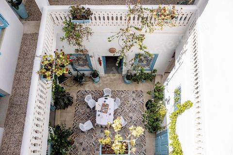 dar Evelyne, maison d'hôte au coeur de la medina. La presqu'île de Mahdia est le coeur historique de la ville, avec la medina et à sa pointe le cimetière marin et le borj. La partie résidentielle, appellée Borj Erras, est un mélange de palais et de maisaons traditionnelle de pêcheurs. 