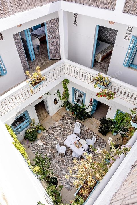 dar Evelyne, maison d'hôte au coeur de la medina. La presqu'île de Mahdia est le coeur historique de la ville, avec la medina et à sa pointe le cimetière marin et le borj. La partie résidentielle, appellée Borj Erras, est un mélange de palais et de maisaons traditionnelle de pêcheurs. 