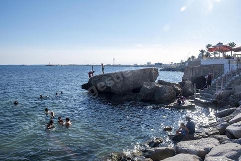 La presqu'île de Mahdia est le coeur historique de la ville, avec la medina et à sa pointe le cimetière marin et le borj. La partie résidentielle, appellée Borj Erras, est un mélange de palais et de maisaons traditionnelle de pêcheurs. 