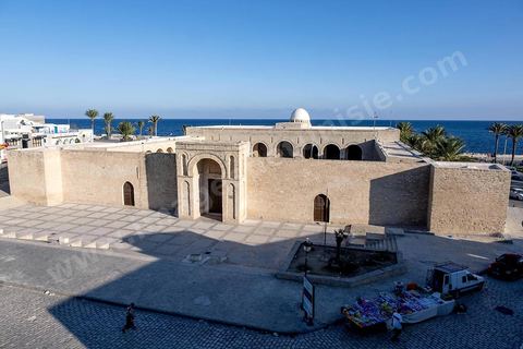 La presqu'île de Mahdia est le coeur historique de la ville, avec la medina et à sa pointe le cimetière marin et le borj. La partie résidentielle, appellée Borj Erras, est un mélange de palais et de maisaons traditionnelle de pêcheurs. 