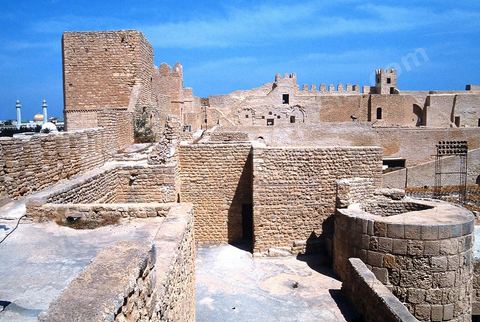 Le ribat de Monastir est une imposante forteresse située au bord de la mer Méditerranée, au coeur de la ville de Monastir. Considéré comme le ribat le plus ancien et le plus important du Maghreb, il a été difié en 796, il est agrandi du côté septentrional sous le règne des Aghlabides (IXe siècle) puis du côté méridional sous le règne de la dynastie fatimide, vers 966. Par la suite, des travaux effectués vers 1424, à l'époque hafside, augmentent notablement sa superficie pour atteindre 4 200 m2. Le ribat abrite, depuis le 5 août 1958, un musée des arts islamiques.