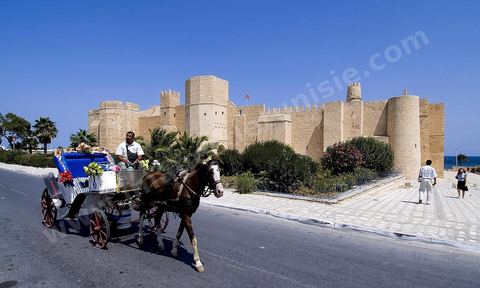 Le ribat de Monastir est une imposante forteresse située au bord de la mer Méditerranée, au coeur de la ville de Monastir. Considéré comme le ribat le plus ancien et le plus important du Maghreb, il a été difié en 796, il est agrandi du côté septentrional sous le règne des Aghlabides (IXe siècle) puis du côté méridional sous le règne de la dynastie fatimide, vers 966. Par la suite, des travaux effectués vers 1424, à l'époque hafside, augmentent notablement sa superficie pour atteindre 4 200 m2. Le ribat abrite, depuis le 5 août 1958, un musée des arts islamiques.