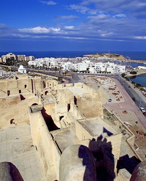 Le ribat de Monastir est une imposante forteresse située au bord de la mer Méditerranée, au coeur de la ville de Monastir. Considéré comme le ribat le plus ancien et le plus important du Maghreb, il a été difié en 796, il est agrandi du côté septentrional sous le règne des Aghlabides (IXe siècle) puis du côté méridional sous le règne de la dynastie fatimide, vers 966. Par la suite, des travaux effectués vers 1424, à l'époque hafside, augmentent notablement sa superficie pour atteindre 4 200 m2. Le ribat abrite, depuis le 5 août 1958, un musée des arts islamiques.