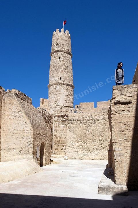 Le ribat de Monastir est une imposante forteresse située au bord de la mer Méditerranée, au coeur de la ville de Monastir. Considéré comme le ribat le plus ancien et le plus important du Maghreb, il a été difié en 796, il est agrandi du côté septentrional sous le règne des Aghlabides (IXe siècle) puis du côté méridional sous le règne de la dynastie fatimide, vers 966. Par la suite, des travaux effectués vers 1424, à l'époque hafside, augmentent notablement sa superficie pour atteindre 4 200 m2. Le ribat abrite, depuis le 5 août 1958, un musée des arts islamiques.