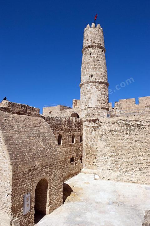 Le ribat de Monastir est une imposante forteresse située au bord de la mer Méditerranée, au coeur de la ville de Monastir. Considéré comme le ribat le plus ancien et le plus important du Maghreb, il a été difié en 796, il est agrandi du côté septentrional sous le règne des Aghlabides (IXe siècle) puis du côté méridional sous le règne de la dynastie fatimide, vers 966. Par la suite, des travaux effectués vers 1424, à l'époque hafside, augmentent notablement sa superficie pour atteindre 4 200 m2. Le ribat abrite, depuis le 5 août 1958, un musée des arts islamiques.