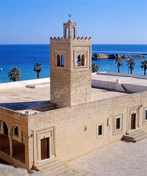 La Grande mosquée de Monastir est un édifice en pierre de taille d'architecture sobre élevé au IXe siècle puis agrandi au cours des XIe et XVIIIe siècles, elle se situe juste à côté du ribat.