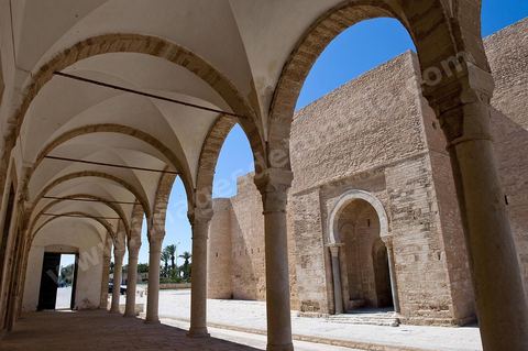 La Grande mosquée de Monastir est un édifice en pierre de taille d'architecture sobre élevé au IXe siècle puis agrandi au cours des XIe et XVIIIe siècles, elle se situe juste à côté du ribat.