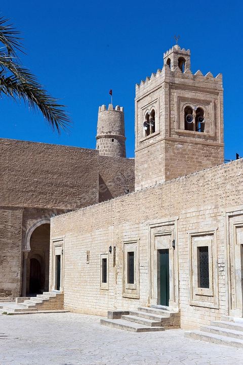 La Grande mosquée de Monastir est un édifice en pierre de taille d'architecture sobre élevé au IXe siècle puis agrandi au cours des XIe et XVIIIe siècles, elle se situe juste à côté du ribat.