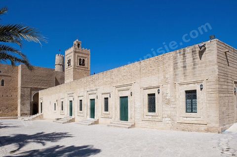 La Grande mosquée de Monastir est un édifice en pierre de taille d'architecture sobre élevé au IXe siècle puis agrandi au cours des XIe et XVIIIe siècles, elle se situe juste à côté du ribat.