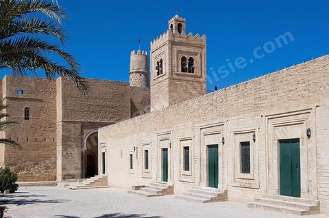 La Grande mosquée de Monastir est un édifice en pierre de taille d'architecture sobre élevé au IXe siècle puis agrandi au cours des XIe et XVIIIe siècles, elle se situe juste à côté du ribat.