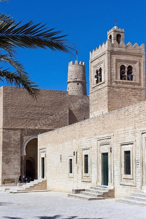 La Grande mosquée de Monastir est un édifice en pierre de taille d'architecture sobre élevé au IXe siècle puis agrandi au cours des XIe et XVIIIe siècles, elle se situe juste à côté du ribat.