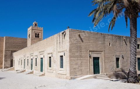 La Grande mosquée de Monastir est un édifice en pierre de taille d'architecture sobre élevé au IXe siècle puis agrandi au cours des XIe et XVIIIe siècles, elle se situe juste à côté du ribat.