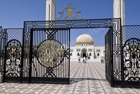 Le mausolée Habib Bourguiba a été construit du vivant de Bourguiba, en 1963, selon les caractéristiques de l'architecture traditionnelle (style arabo-musulman moderne), se trouve dans la partie occidentale du cimetière Sidi El Mézeri, le principal lieu de sépulture de la ville, au bout de l'allée principale longue d'environ 200 mètres et large de trente mètres. Il abrite non seulement le corps du président défunt et de sa première femme Mathilde, mais aussi ceux de ses parents et de ses frères, ainsi que d'autres membres de la famille dans deux autres salles. Il a été agrandi en 1978.L'édifice, encadrés par deux minarets de 25 mètres de hauteur, est surmonté d'un dôme doré qui est lui-même entouré de deux coupoles vertes. La porte d'entrée du mausolée ainsi que la grille qui sépare celui-ci du reste du cimetière sont deux beaux exemples de l'art tunisien.