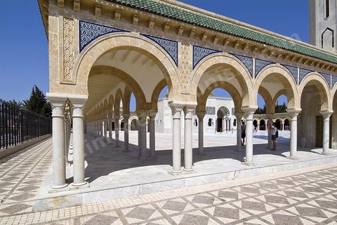 Le mausolée Habib Bourguiba a été construit du vivant de Bourguiba, en 1963, selon les caractéristiques de l'architecture traditionnelle (style arabo-musulman moderne), se trouve dans la partie occidentale du cimetière Sidi El Mézeri, le principal lieu de sépulture de la ville, au bout de l'allée principale longue d'environ 200 mètres et large de trente mètres. Il abrite non seulement le corps du président défunt et de sa première femme Mathilde, mais aussi ceux de ses parents et de ses frères, ainsi que d'autres membres de la famille dans deux autres salles. Il a été agrandi en 1978.L'édifice, encadrés par deux minarets de 25 mètres de hauteur, est surmonté d'un dôme doré qui est lui-même entouré de deux coupoles vertes. La porte d'entrée du mausolée ainsi que la grille qui sépare celui-ci du reste du cimetière sont deux beaux exemples de l'art tunisien.