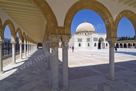 Le mausolée Habib Bourguiba a été construit du vivant de Bourguiba, en 1963, selon les caractéristiques de l'architecture traditionnelle (style arabo-musulman moderne), se trouve dans la partie occidentale du cimetière Sidi El Mézeri, le principal lieu de sépulture de la ville, au bout de l'allée principale longue d'environ 200 mètres et large de trente mètres. Il abrite non seulement le corps du président défunt et de sa première femme Mathilde, mais aussi ceux de ses parents et de ses frères, ainsi que d'autres membres de la famille dans deux autres salles. Il a été agrandi en 1978.L'édifice, encadrés par deux minarets de 25 mètres de hauteur, est surmonté d'un dôme doré qui est lui-même entouré de deux coupoles vertes. La porte d'entrée du mausolée ainsi que la grille qui sépare celui-ci du reste du cimetière sont deux beaux exemples de l'art tunisien.
