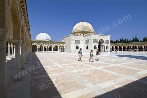 Le mausolée Habib Bourguiba a été construit du vivant de Bourguiba, en 1963, selon les caractéristiques de l'architecture traditionnelle (style arabo-musulman moderne), se trouve dans la partie occidentale du cimetière Sidi El Mézeri, le principal lieu de sépulture de la ville, au bout de l'allée principale longue d'environ 200 mètres et large de trente mètres. Il abrite non seulement le corps du président défunt et de sa première femme Mathilde, mais aussi ceux de ses parents et de ses frères, ainsi que d'autres membres de la famille dans deux autres salles. Il a été agrandi en 1978.L'édifice, encadrés par deux minarets de 25 mètres de hauteur, est surmonté d'un dôme doré qui est lui-même entouré de deux coupoles vertes. La porte d'entrée du mausolée ainsi que la grille qui sépare celui-ci du reste du cimetière sont deux beaux exemples de l'art tunisien.