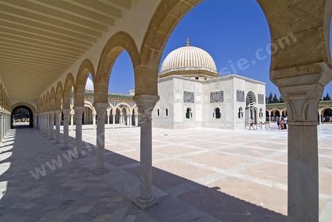 Le mausolée Habib Bourguiba a été construit du vivant de Bourguiba, en 1963, selon les caractéristiques de l'architecture traditionnelle (style arabo-musulman moderne), se trouve dans la partie occidentale du cimetière Sidi El Mézeri, le principal lieu de sépulture de la ville, au bout de l'allée principale longue d'environ 200 mètres et large de trente mètres. Il abrite non seulement le corps du président défunt et de sa première femme Mathilde, mais aussi ceux de ses parents et de ses frères, ainsi que d'autres membres de la famille dans deux autres salles. Il a été agrandi en 1978.L'édifice, encadrés par deux minarets de 25 mètres de hauteur, est surmonté d'un dôme doré qui est lui-même entouré de deux coupoles vertes. La porte d'entrée du mausolée ainsi que la grille qui sépare celui-ci du reste du cimetière sont deux beaux exemples de l'art tunisien.