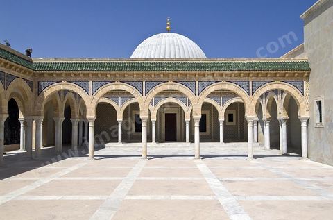 Le mausolée Habib Bourguiba a été construit du vivant de Bourguiba, en 1963, selon les caractéristiques de l'architecture traditionnelle (style arabo-musulman moderne), se trouve dans la partie occidentale du cimetière Sidi El Mézeri, le principal lieu de sépulture de la ville, au bout de l'allée principale longue d'environ 200 mètres et large de trente mètres. Il abrite non seulement le corps du président défunt et de sa première femme Mathilde, mais aussi ceux de ses parents et de ses frères, ainsi que d'autres membres de la famille dans deux autres salles. Il a été agrandi en 1978.L'édifice, encadrés par deux minarets de 25 mètres de hauteur, est surmonté d'un dôme doré qui est lui-même entouré de deux coupoles vertes. La porte d'entrée du mausolée ainsi que la grille qui sépare celui-ci du reste du cimetière sont deux beaux exemples de l'art tunisien.