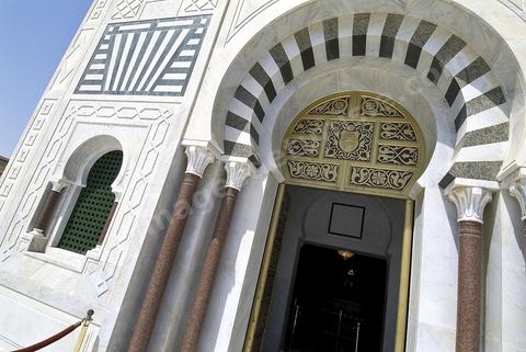 Le mausolée Habib Bourguiba a été construit du vivant de Bourguiba, en 1963, selon les caractéristiques de l'architecture traditionnelle (style arabo-musulman moderne), se trouve dans la partie occidentale du cimetière Sidi El Mézeri, le principal lieu de sépulture de la ville, au bout de l'allée principale longue d'environ 200 mètres et large de trente mètres. Il abrite non seulement le corps du président défunt et de sa première femme Mathilde, mais aussi ceux de ses parents et de ses frères, ainsi que d'autres membres de la famille dans deux autres salles. Il a été agrandi en 1978.L'édifice, encadrés par deux minarets de 25 mètres de hauteur, est surmonté d'un dôme doré qui est lui-même entouré de deux coupoles vertes. La porte d'entrée du mausolée ainsi que la grille qui sépare celui-ci du reste du cimetière sont deux beaux exemples de l'art tunisien.