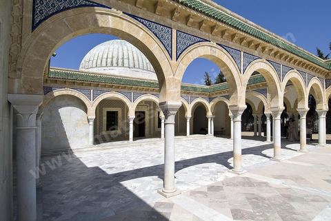 Le mausolée Habib Bourguiba a été construit du vivant de Bourguiba, en 1963, selon les caractéristiques de l'architecture traditionnelle (style arabo-musulman moderne), se trouve dans la partie occidentale du cimetière Sidi El Mézeri, le principal lieu de sépulture de la ville, au bout de l'allée principale longue d'environ 200 mètres et large de trente mètres. Il abrite non seulement le corps du président défunt et de sa première femme Mathilde, mais aussi ceux de ses parents et de ses frères, ainsi que d'autres membres de la famille dans deux autres salles. Il a été agrandi en 1978.L'édifice, encadrés par deux minarets de 25 mètres de hauteur, est surmonté d'un dôme doré qui est lui-même entouré de deux coupoles vertes. La porte d'entrée du mausolée ainsi que la grille qui sépare celui-ci du reste du cimetière sont deux beaux exemples de l'art tunisien.