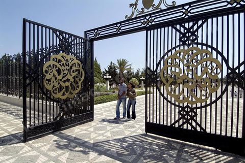 Le mausolée Habib Bourguiba a été construit du vivant de Bourguiba, en 1963, selon les caractéristiques de l'architecture traditionnelle (style arabo-musulman moderne), se trouve dans la partie occidentale du cimetière Sidi El Mézeri, le principal lieu de sépulture de la ville, au bout de l'allée principale longue d'environ 200 mètres et large de trente mètres. Il abrite non seulement le corps du président défunt et de sa première femme Mathilde, mais aussi ceux de ses parents et de ses frères, ainsi que d'autres membres de la famille dans deux autres salles. Il a été agrandi en 1978.L'édifice, encadrés par deux minarets de 25 mètres de hauteur, est surmonté d'un dôme doré qui est lui-même entouré de deux coupoles vertes. La porte d'entrée du mausolée ainsi que la grille qui sépare celui-ci du reste du cimetière sont deux beaux exemples de l'art tunisien.
