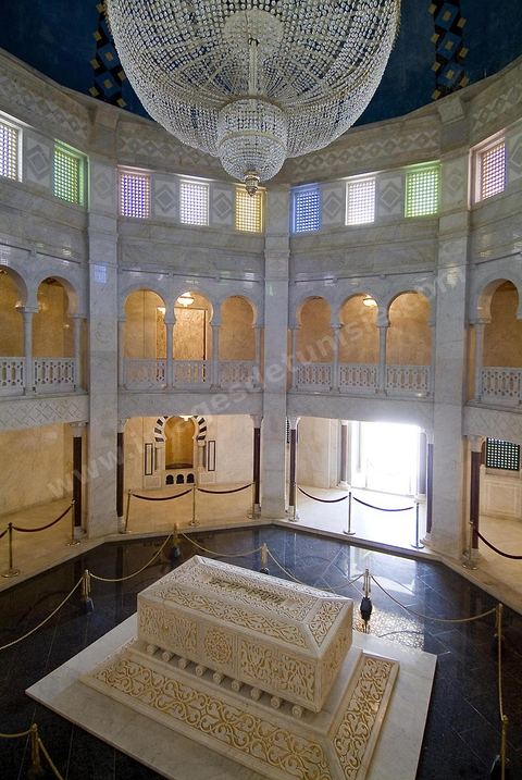 Le mausolée Habib Bourguiba a été construit du vivant de Bourguiba, en 1963, selon les caractéristiques de l'architecture traditionnelle (style arabo-musulman moderne), se trouve dans la partie occidentale du cimetière Sidi El Mézeri, le principal lieu de sépulture de la ville, au bout de l'allée principale longue d'environ 200 mètres et large de trente mètres. Il abrite non seulement le corps du président défunt et de sa première femme Mathilde, mais aussi ceux de ses parents et de ses frères, ainsi que d'autres membres de la famille dans deux autres salles. Il a été agrandi en 1978.L'édifice, encadrés par deux minarets de 25 mètres de hauteur, est surmonté d'un dôme doré qui est lui-même entouré de deux coupoles vertes. La porte d'entrée du mausolée ainsi que la grille qui sépare celui-ci du reste du cimetière sont deux beaux exemples de l'art tunisien.
