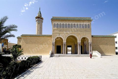 La Mosquée Bourguiba marque l'entrée de la medina de Monastir, elle fut construite en 1963. Elle offre un travail extrémement soigné et une décoration luxueuse qui dénote de la vitalité des arts décoratifs tunisiens.