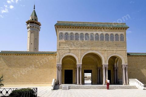 La Mosquée Bourguiba marque l'entrée de la medina de Monastir, elle fut construite en 1963. Elle offre un travail extrémement soigné et une décoration luxueuse qui dénote de la vitalité des arts décoratifs tunisiens.