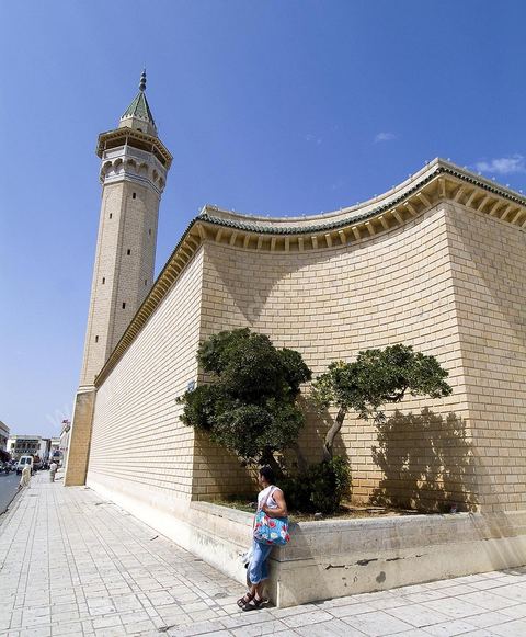 La Mosquée Bourguiba marque l'entrée de la medina de Monastir, elle fut construite en 1963. Elle offre un travail extrémement soigné et une décoration luxueuse qui dénote de la vitalité des arts décoratifs tunisiens.