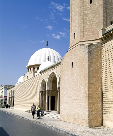 La Mosquée Bourguiba marque l'entrée de la medina de Monastir, elle fut construite en 1963. Elle offre un travail extrémement soigné et une décoration luxueuse qui dénote de la vitalité des arts décoratifs tunisiens.