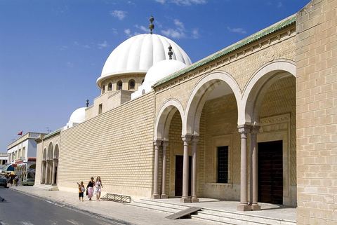 La Mosquée Bourguiba marque l'entrée de la medina de Monastir, elle fut construite en 1963. Elle offre un travail extrémement soigné et une décoration luxueuse qui dénote de la vitalité des arts décoratifs tunisiens.