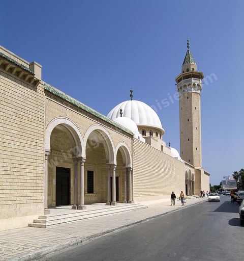 La Mosquée Bourguiba marque l'entrée de la medina de Monastir, elle fut construite en 1963. Elle offre un travail extrémement soigné et une décoration luxueuse qui dénote de la vitalité des arts décoratifs tunisiens.