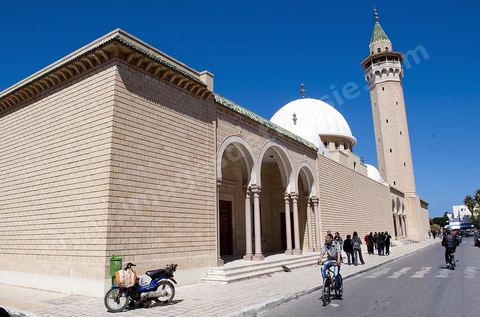 La Mosquée Bourguiba marque l'entrée de la medina de Monastir, elle fut construite en 1963. Elle offre un travail extrémement soigné et une décoration luxueuse qui dénote de la vitalité des arts décoratifs tunisiens.