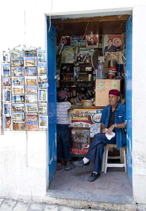 Souks et boutiques de tissus dans la medina de Monastir