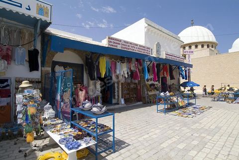 Souks et boutiques de tissus dans la medina de Monastir