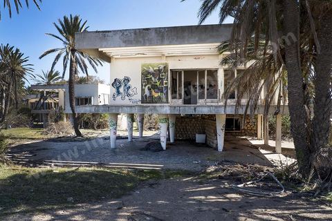 Bungalows abandonnés dans l'enceinte de l'ancien palais Bourgiuiba à Skanès Monastir