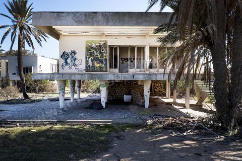 Bungalows abandonnés dans l'enceinte de l'ancien palais Bourgiuiba à Skanès Monastir