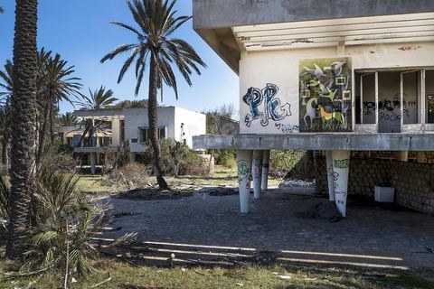 Bungalows abandonnés dans l'enceinte de l'ancien palais Bourgiuiba à Skanès Monastir