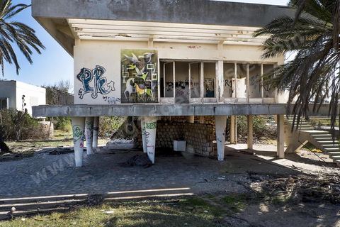 Bungalows abandonnés dans l'enceinte de l'ancien palais Bourgiuiba à Skanès Monastir