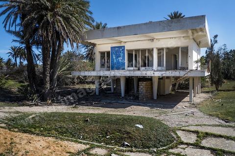 Bungalows abandonnés dans l'enceinte de l'ancien palais Bourgiuiba à Skanès Monastir
