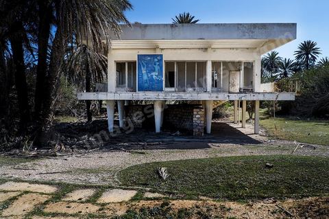 Bungalows abandonnés dans l'enceinte de l'ancien palais Bourgiuiba à Skanès Monastir