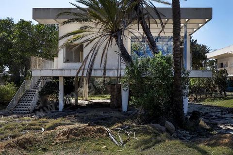 Bungalows abandonnés dans l'enceinte de l'ancien palais Bourgiuiba à Skanès Monastir