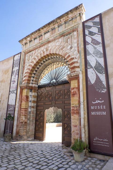Porte monumentale à l'intérieur du musée archéologique de Sousse dans la Kasbah située en haut de la medina de Sousse