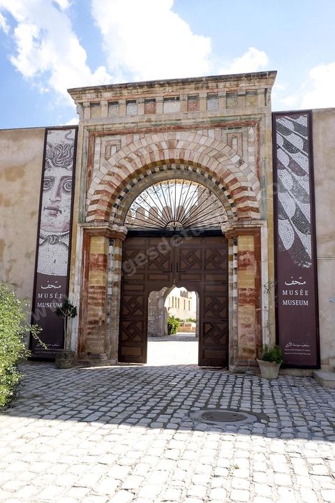 Porte monumentale à l'intérieur du musée archéologique de Sousse dans la Kasbah située en haut de la medina de Sousse