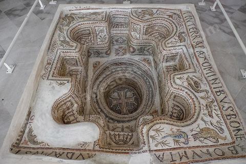 Baptistère paléochrétien, (2,80m x 2,37m) VI eme ap J.-C  Téboulba - musée archéologique de Sousse dans la Kasbah située en haut de la medina de Sousse