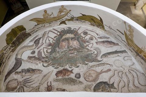 Mosaique du Dieu Océan, poissons  et crustacés. Mosaïque de Bassin.Dimensions : 2,20 m x 1,60 mDatation : III eme siècle ap J.-C Maison d’Apollon et de Calliope) - musée archéologique de Sousse dans la Kasbah située en haut de la medina de Sousse