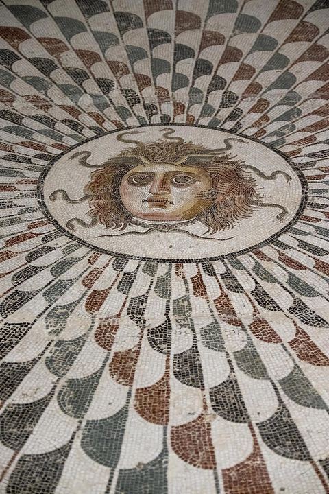 Mosaique de la Méduse Datation : II eme ap. j-CMaison de Dar Zmala - musée archéologique de Sousse dans la Kasbah située en haut de la medina de Sousse