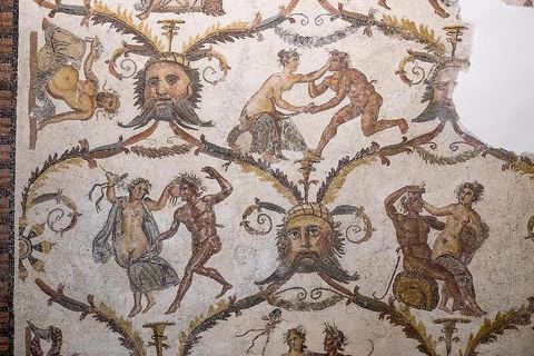 mosaique de chambre à coucher avec scèbes d'alcove très explicites 380 x 350 cm - musée archéologique de Sousse dans la Kasbah située en haut de la medina de Sousse