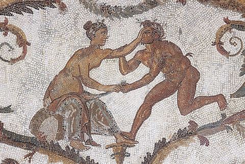mosaique de chambre à coucher avec scèbes d'alcove très explicites 380 x 350 cm - musée archéologique de Sousse dans la Kasbah située en haut de la medina de Sousse